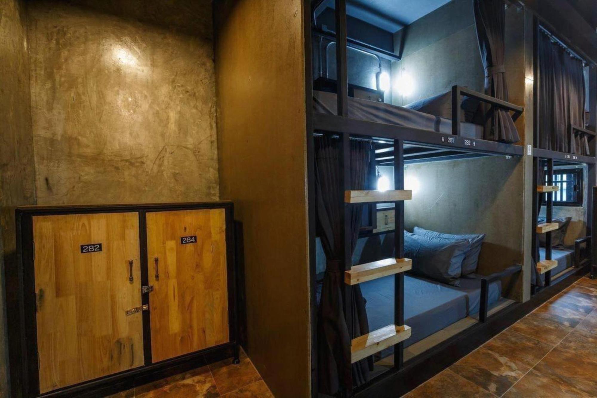 Episode 11 Hostel Sukhumvit Bangkok Exterior photo