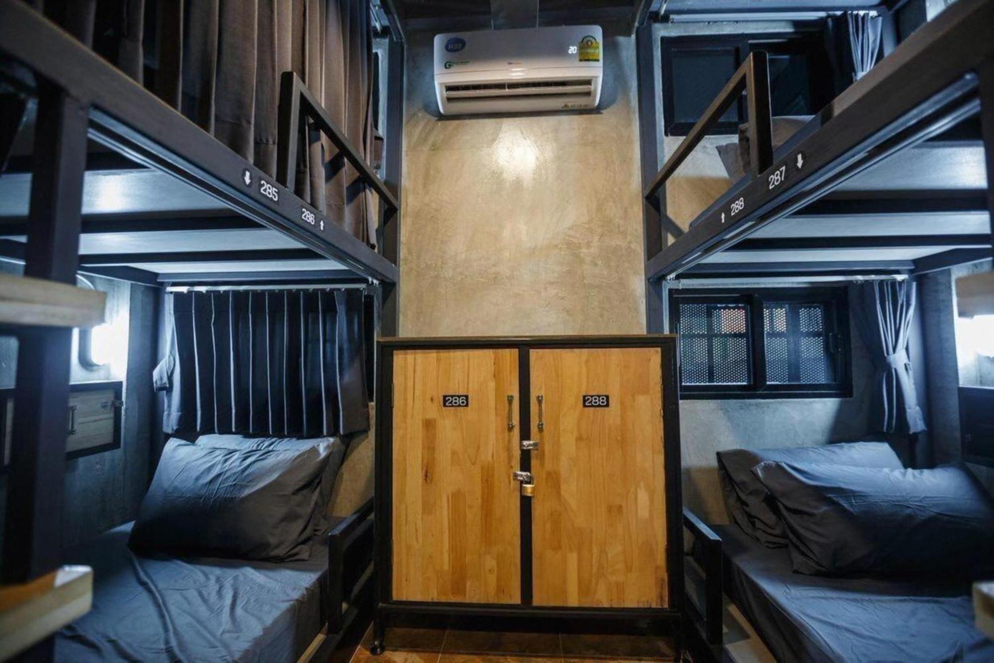 Episode 11 Hostel Sukhumvit Bangkok Exterior photo