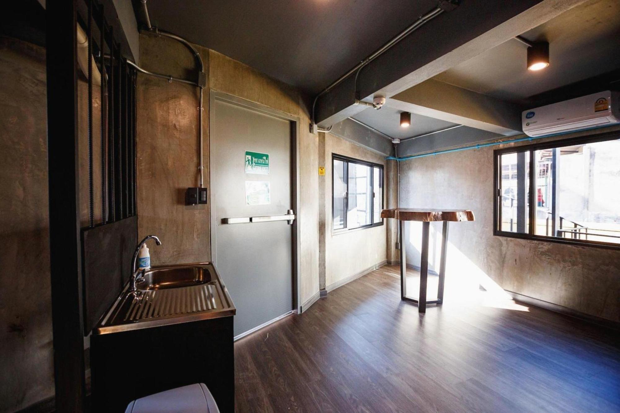 Episode 11 Hostel Sukhumvit Bangkok Exterior photo