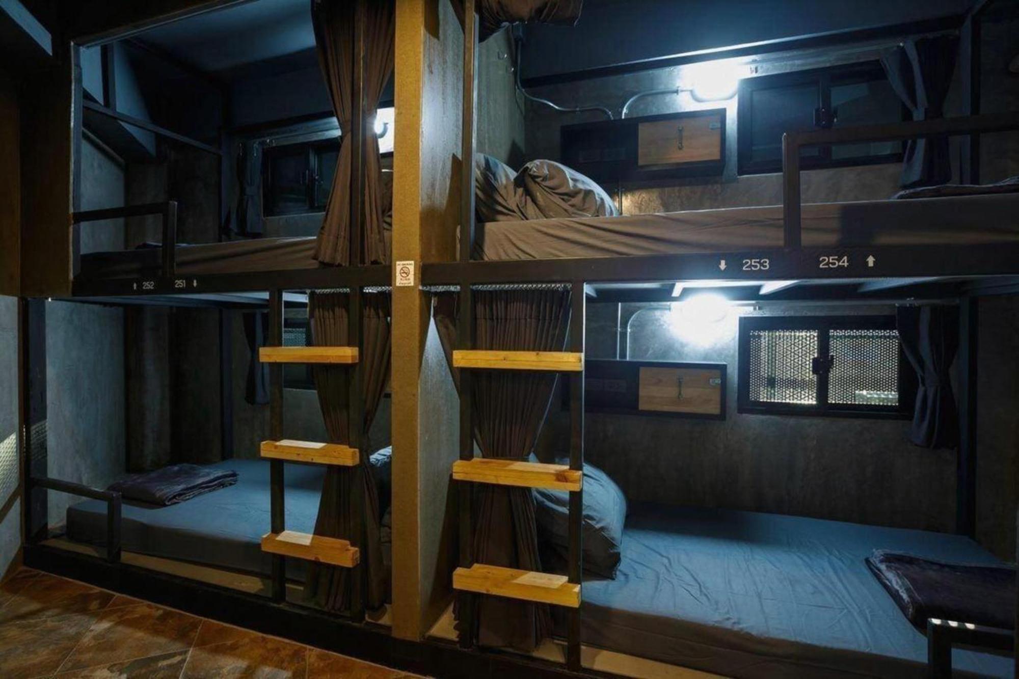 Episode 11 Hostel Sukhumvit Bangkok Exterior photo